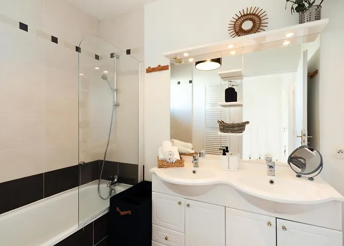 Guilhermy - Maison Contemporaine Avec Jardin بيت للعطل